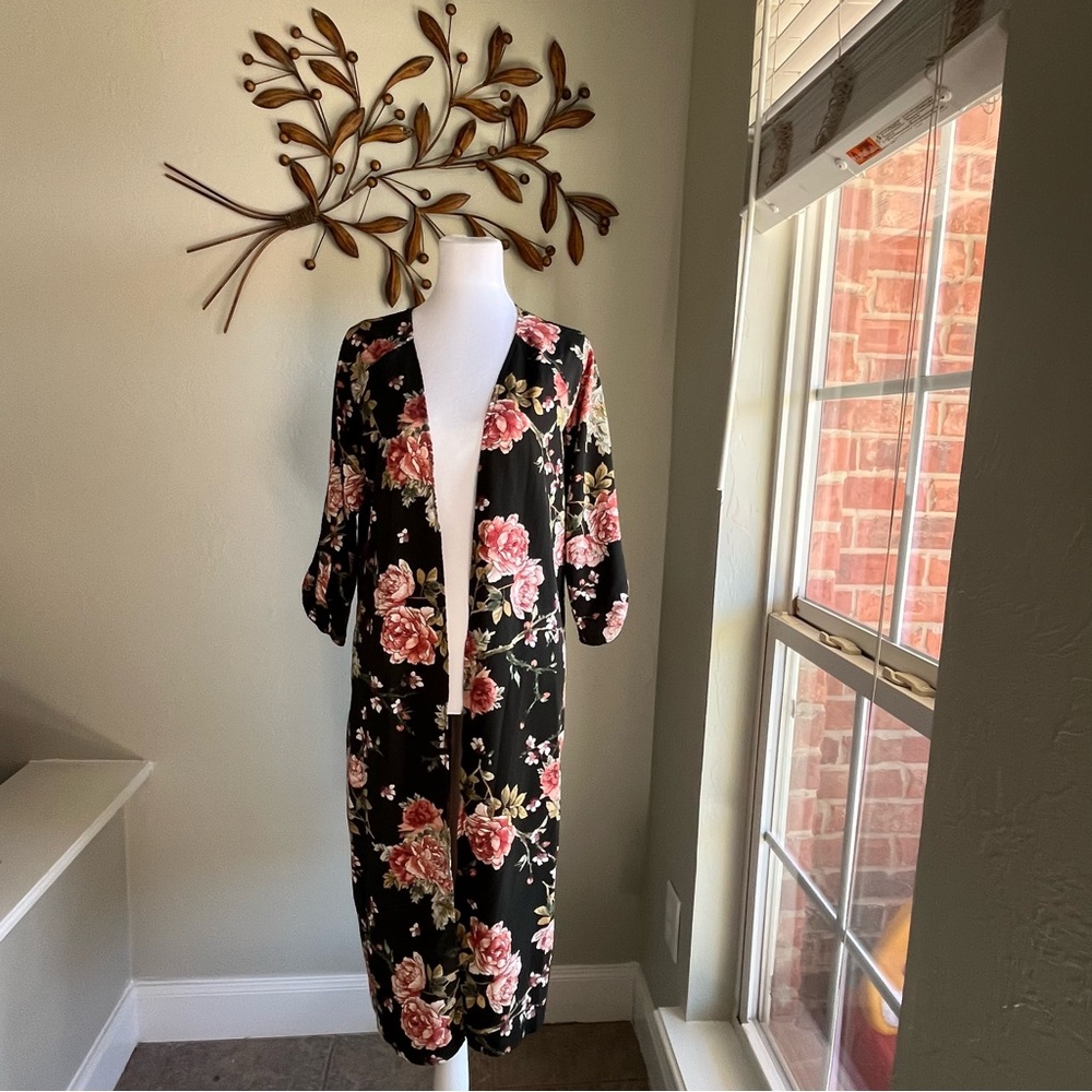 NWOT Style Rack Black Floral Kimono with Pink and Cream Roses